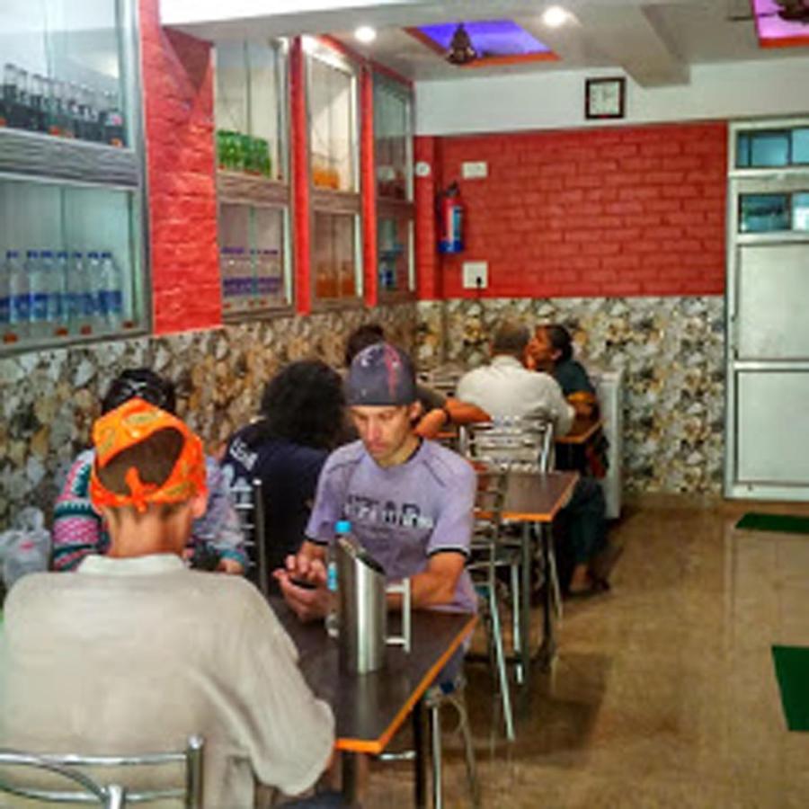 ורנאסי Hotel Aakash Ganga מראה חיצוני תמונה