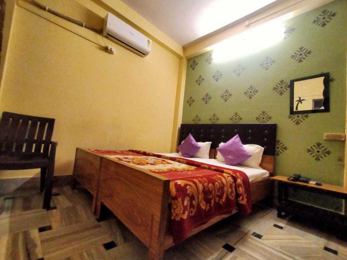 ורנאסי Hotel Aakash Ganga מראה חיצוני תמונה