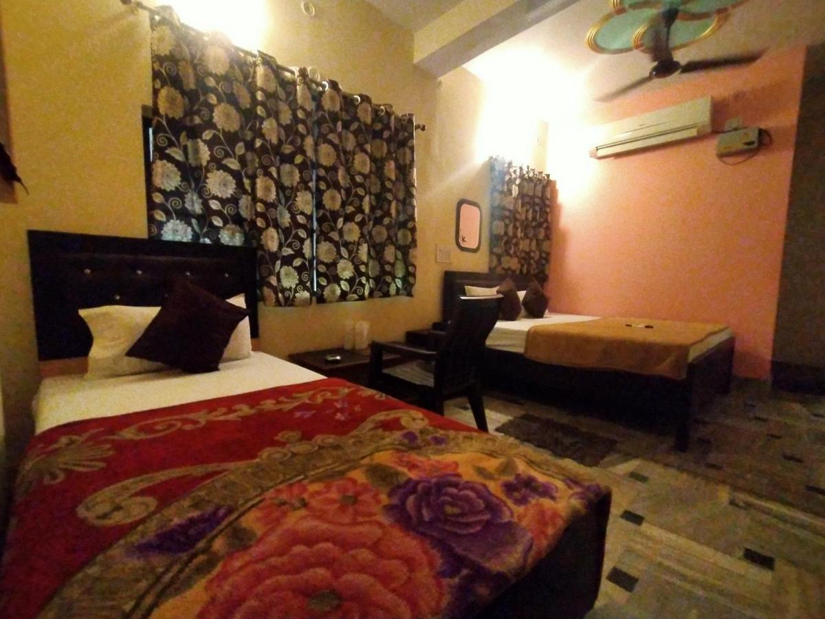 ורנאסי Hotel Aakash Ganga מראה חיצוני תמונה